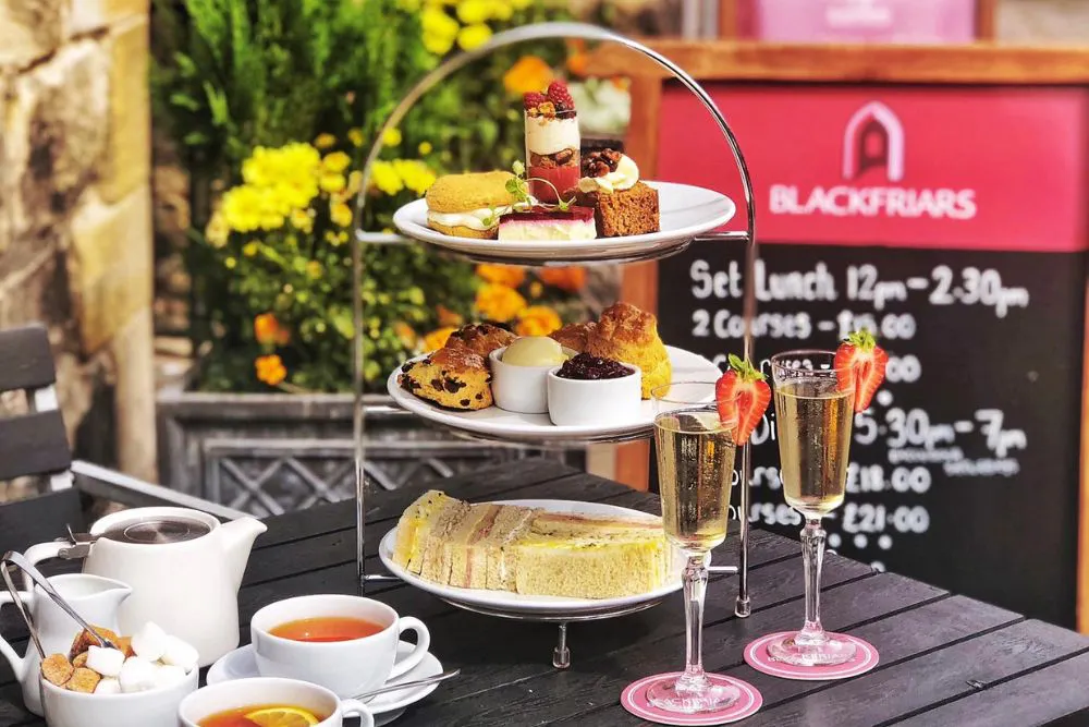 Cake stand and prosecco