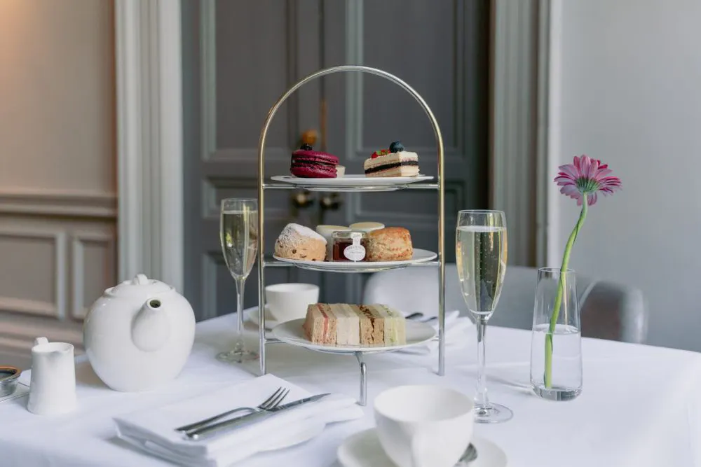 Cake stand with two glasses of fizz