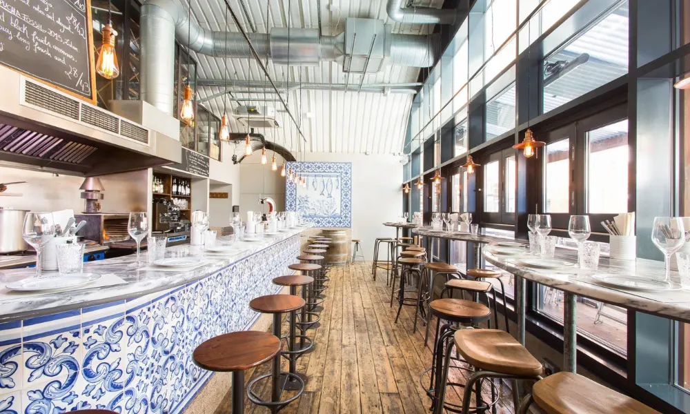 Bar Duoro interiors with majolica tiles