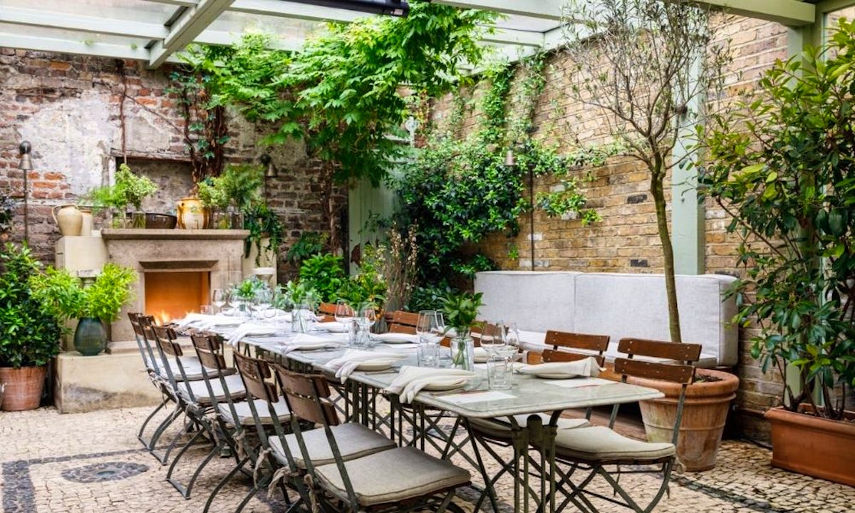 Al Fresco Dining - to have + to host