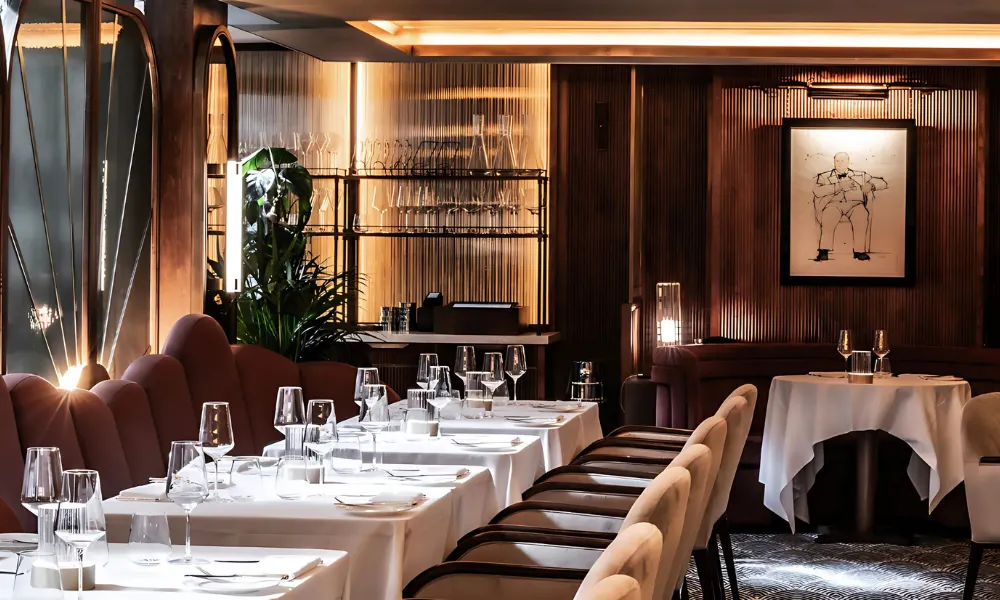 Traditional grill dining room with white table clothjs