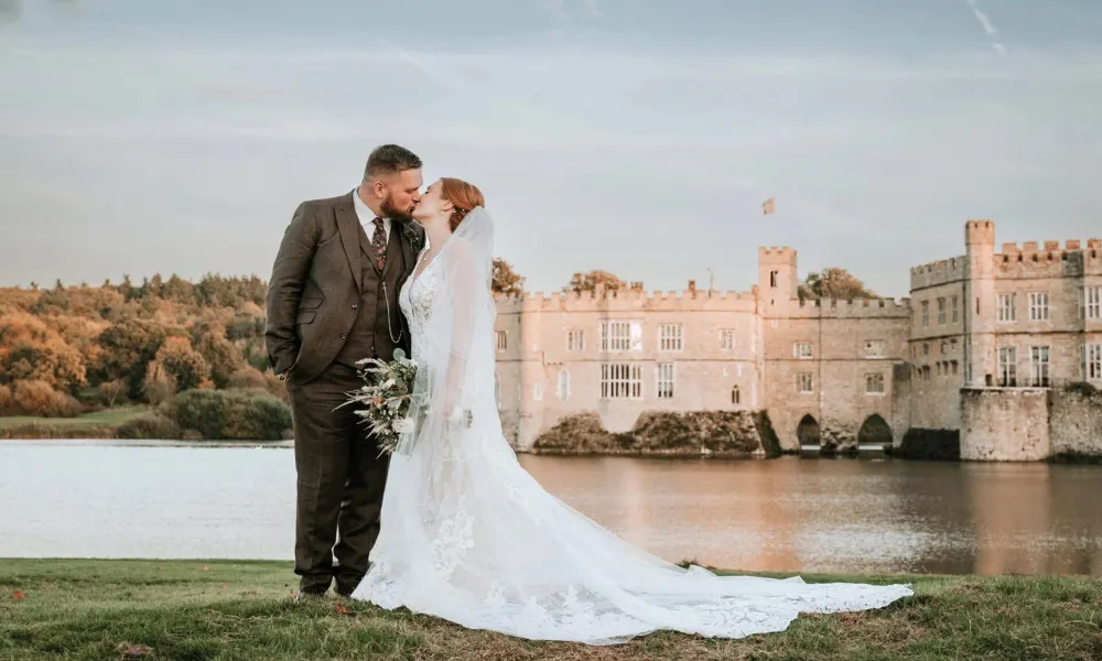 newly weds kiss in front of leeds castle