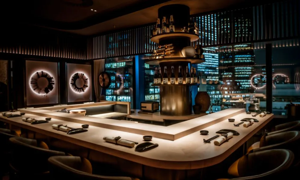 horeshoe counter and Luna Omakase