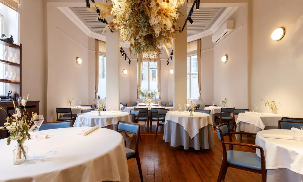 dining room at the clove club
