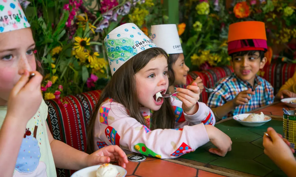 kids eating ice cream at comptoir libanais