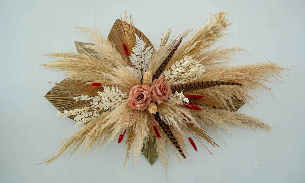 Dried flower arrangement to stick on a wall