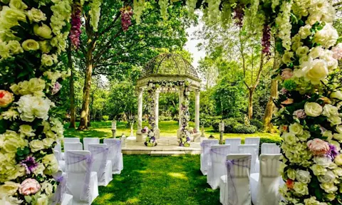 The exact dates you should be booking an outdoor wedding in the UK have been revealed