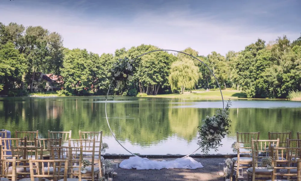 Outdoor ceremony at Silvermere on the Lake