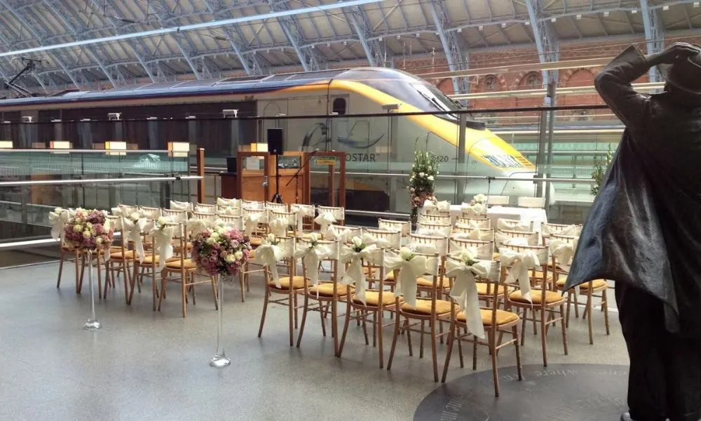 wedding aisle chairs with bows