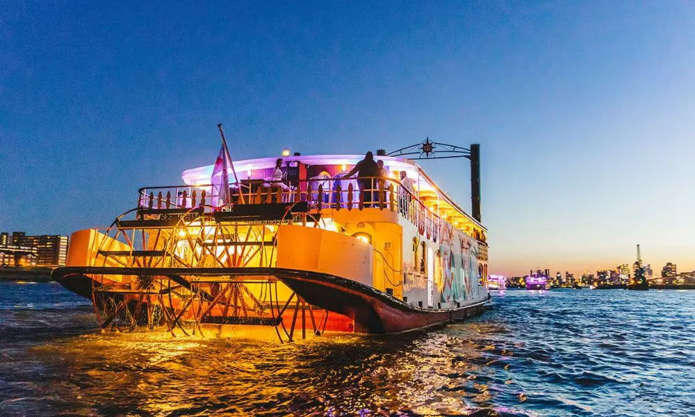 Celebrate your 18th birthday party on a boat