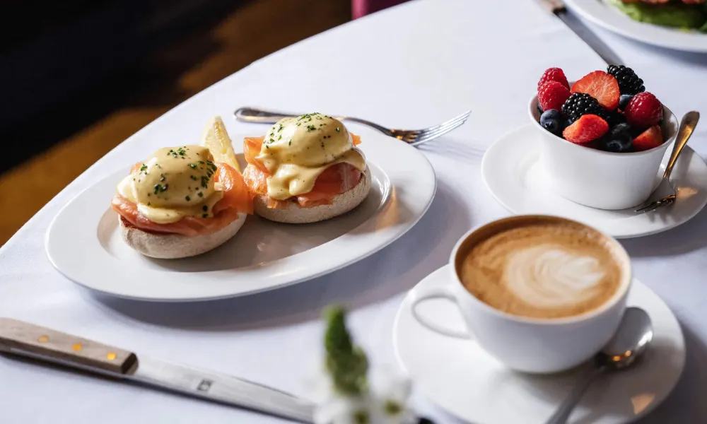eggs benedict at parsonage grill