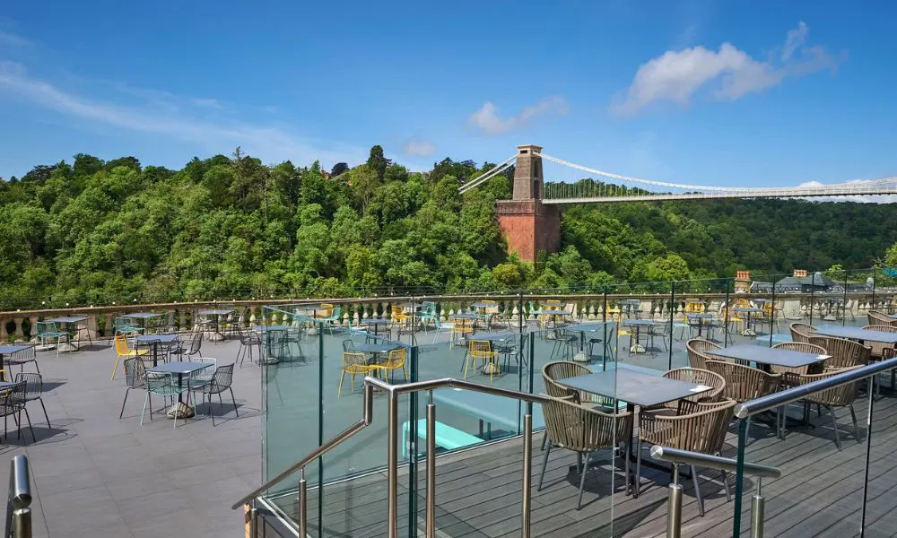 Terrace with views of the suspension bridge