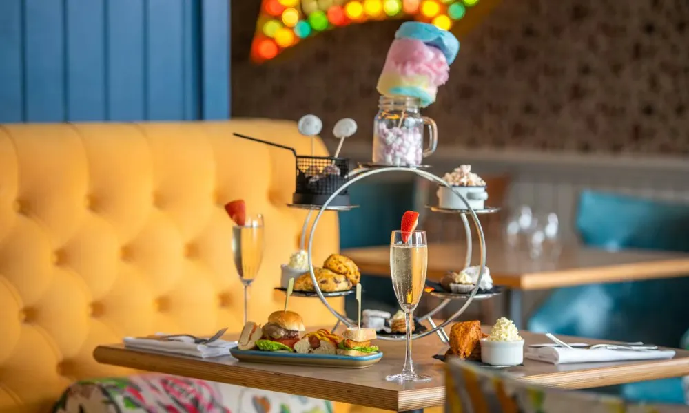Spherical cake stand with champagne
