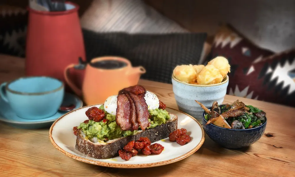 avocado bacon toast at Robinsons cafe