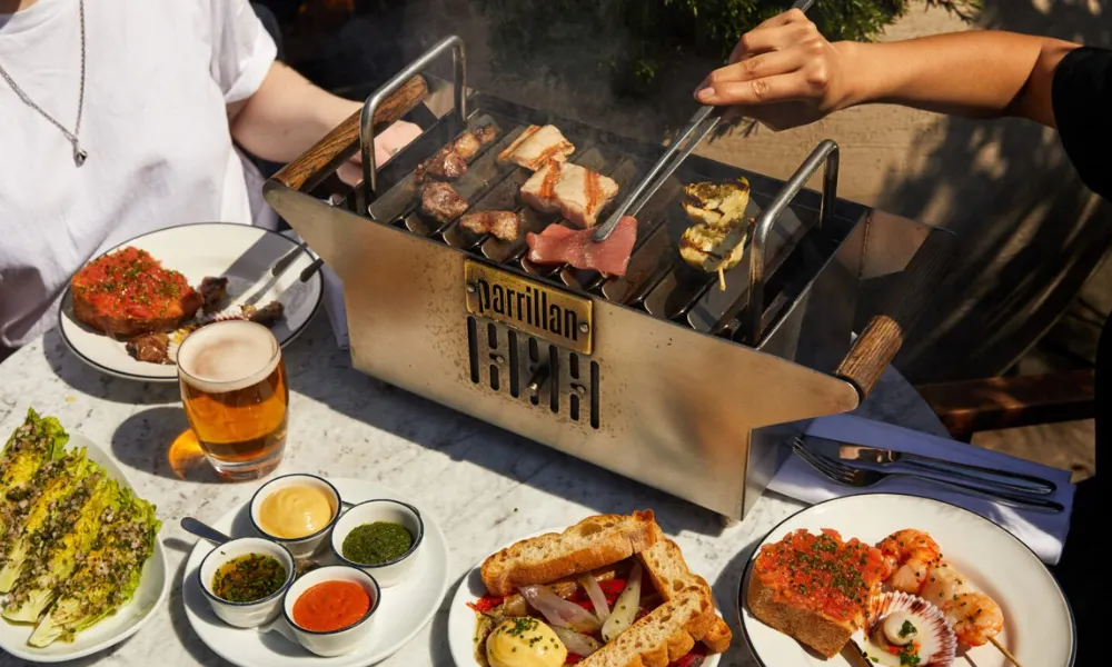 parrillan grilling at the table