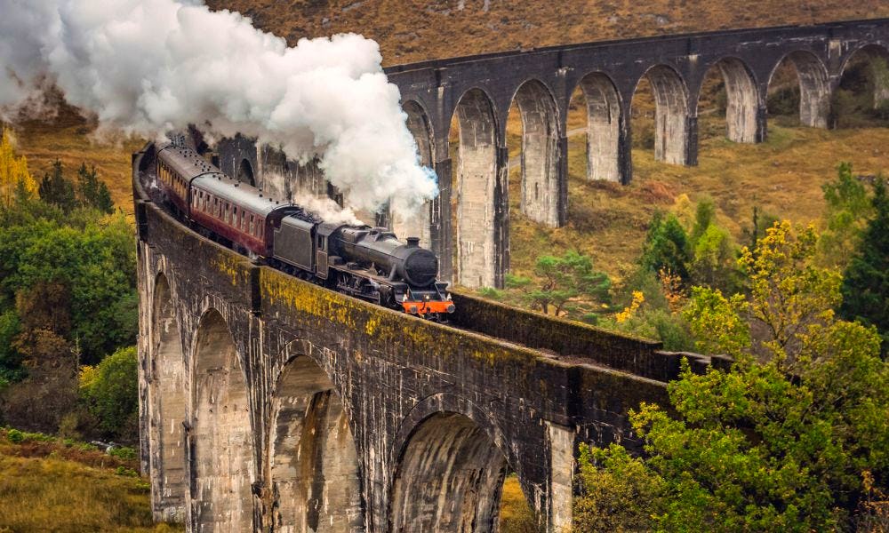 https://cdn.squaremeal.co.uk/article/9232/images/best-harry-potter-afternoon-tea-jacobite-steam-train-glenfinnan-viaduct_07062022104313.jpg?w=1000