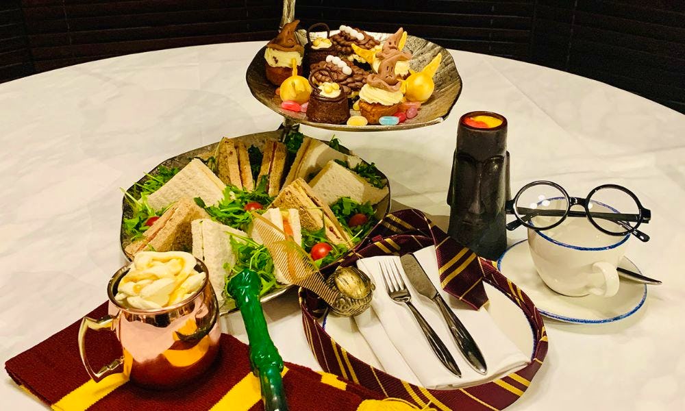 https://cdn.squaremeal.co.uk/article/9232/images/harry-potter-afternoon-tea-at-tower-suites_03012024043824.jpg