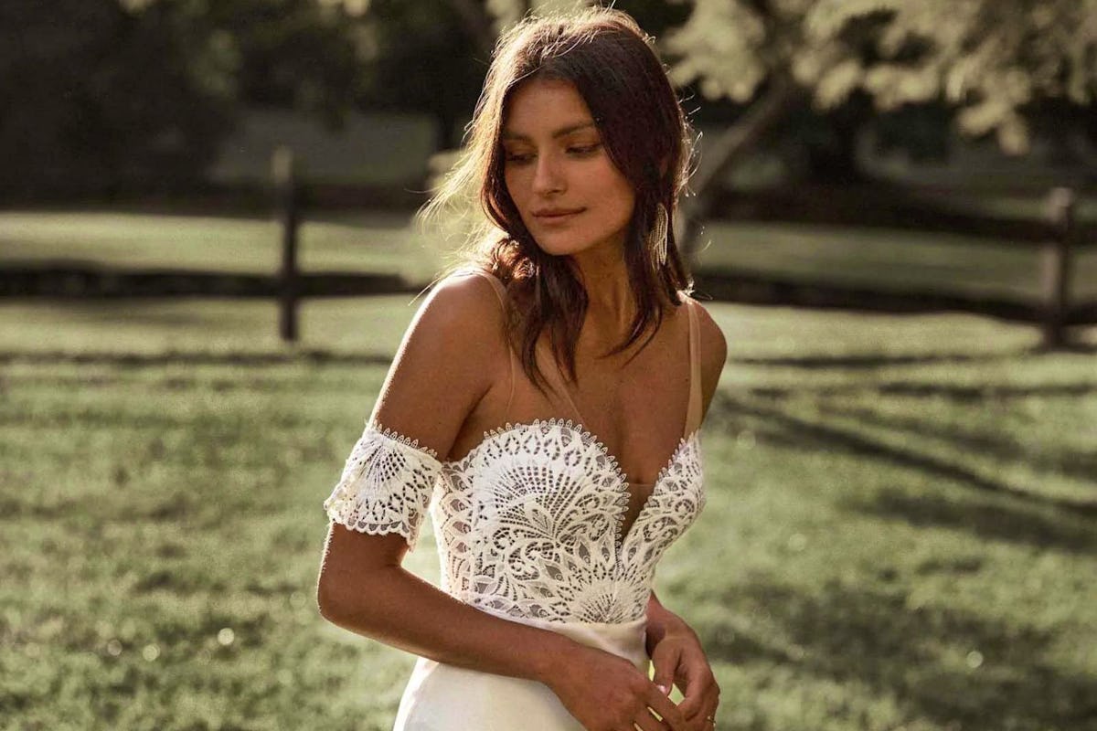 12 Feather Dress Options for Brides Who Want a Touch of Glamour on