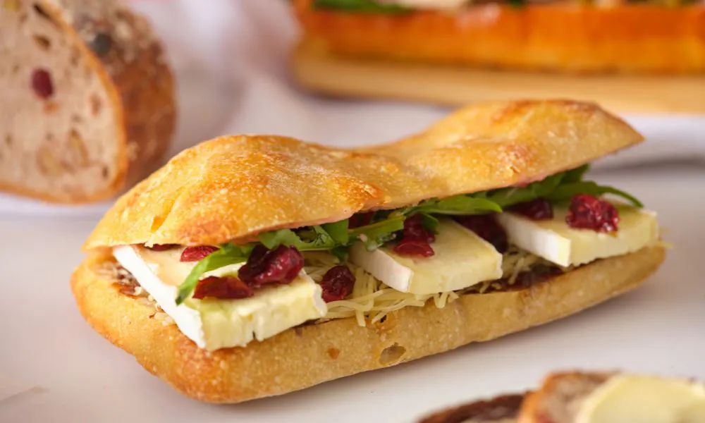 Oree boulangeries brie and cranberry petit pain