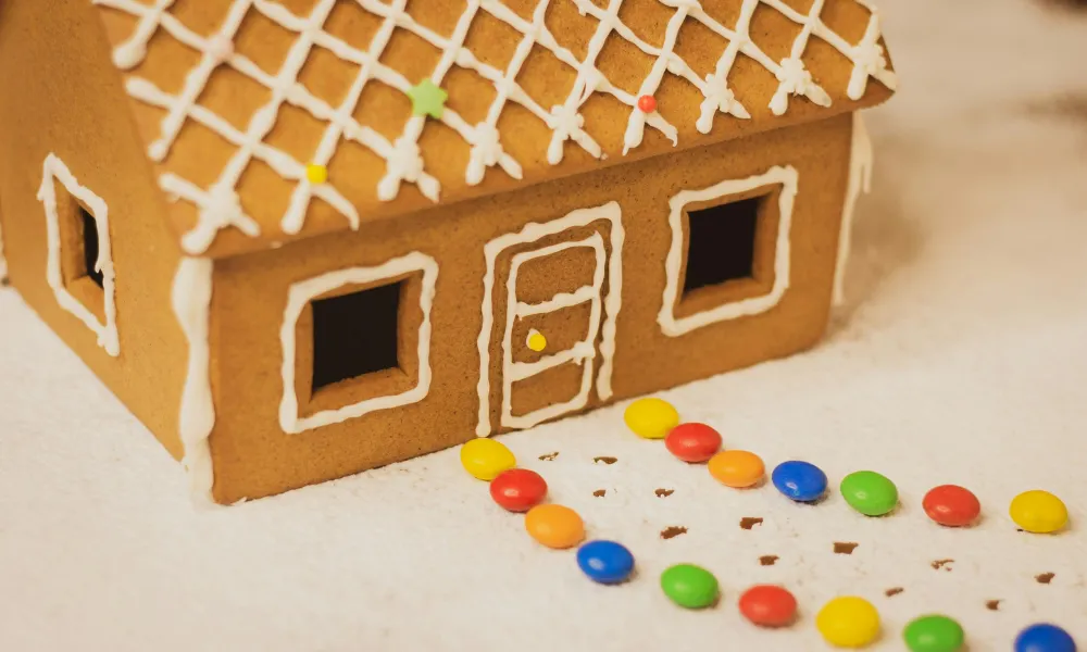 decorating gingerbread house