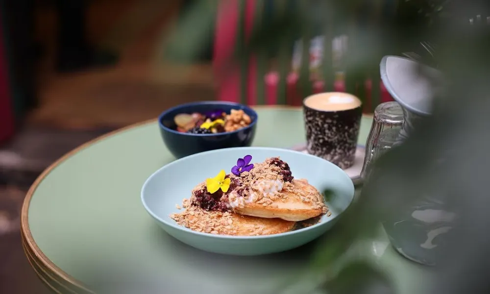healthy pancakes with oat and fruit compote