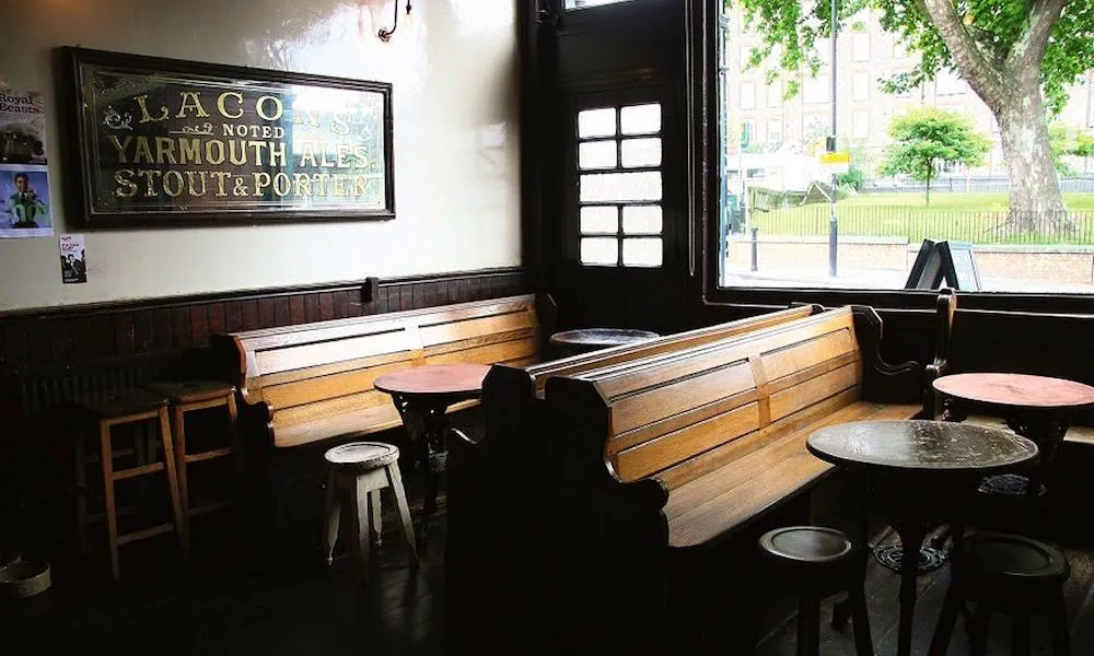 wooden benches at the southampton arms