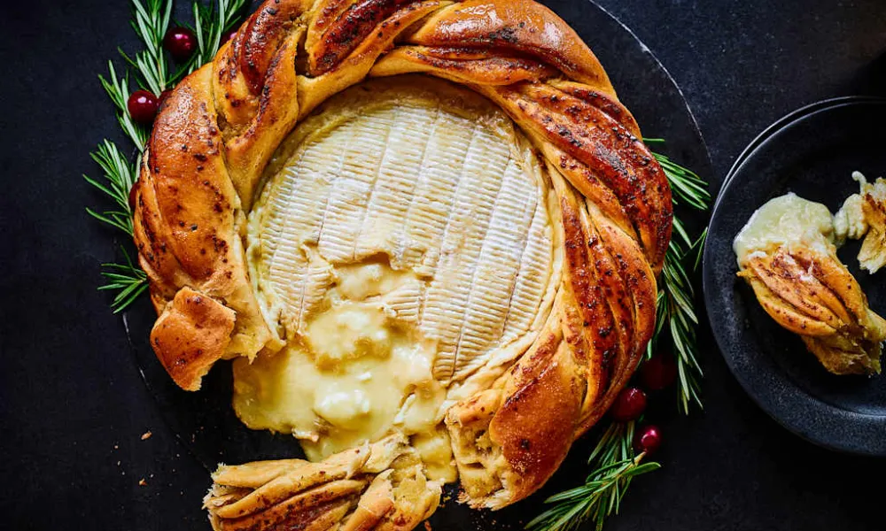 bread wreath with baked cheese centre