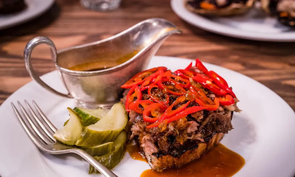 steak with chillies and a gravy jub