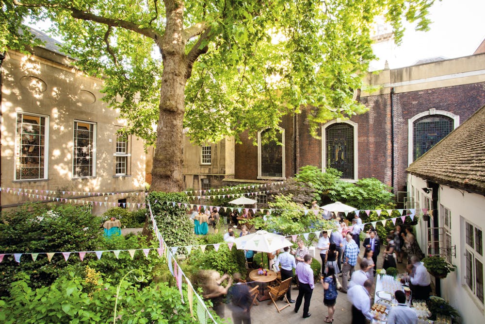 8 urban gardens and courtyards for summer parties
