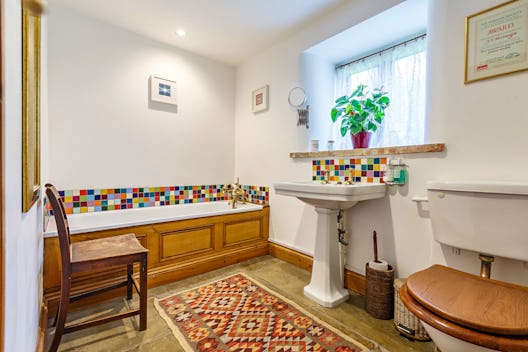 Rainbow Bathroom (ensuite to Hessian Room)