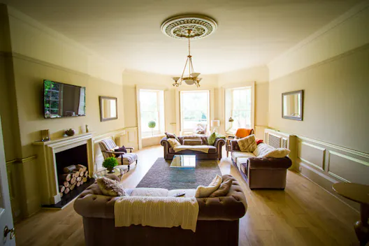 The Lakeview Lounge