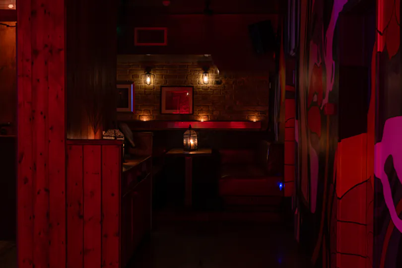 Louies Bar 