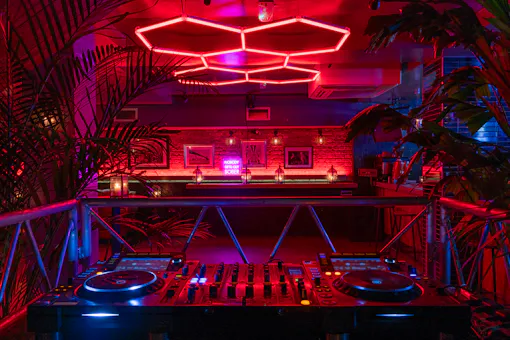 Louies Bar 
