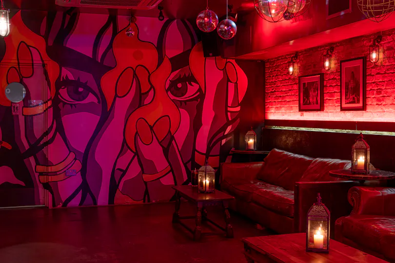 Louies Bar 
