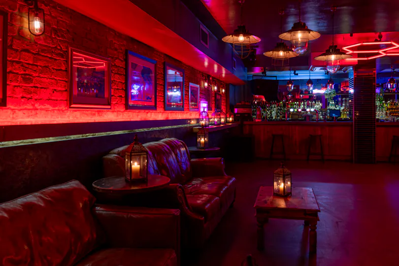 Louies Bar 