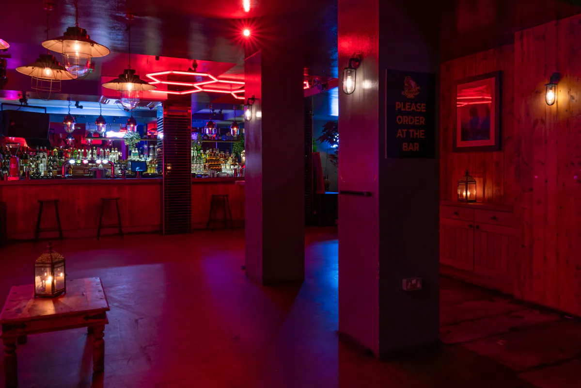 Louies Bar 