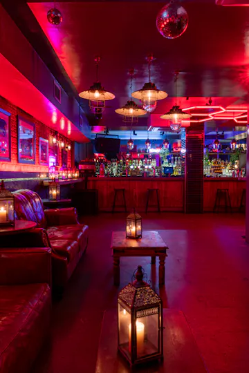 Louies Bar 