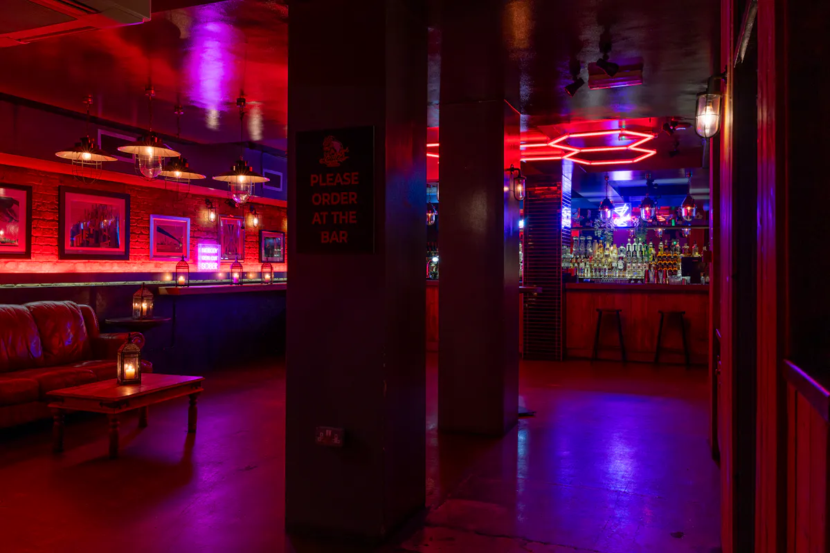 Louies Bar 