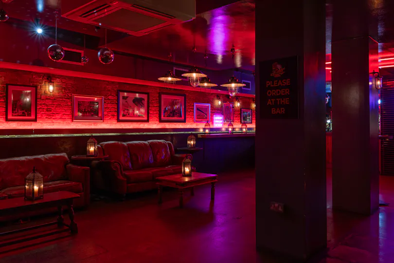 Louies Bar 