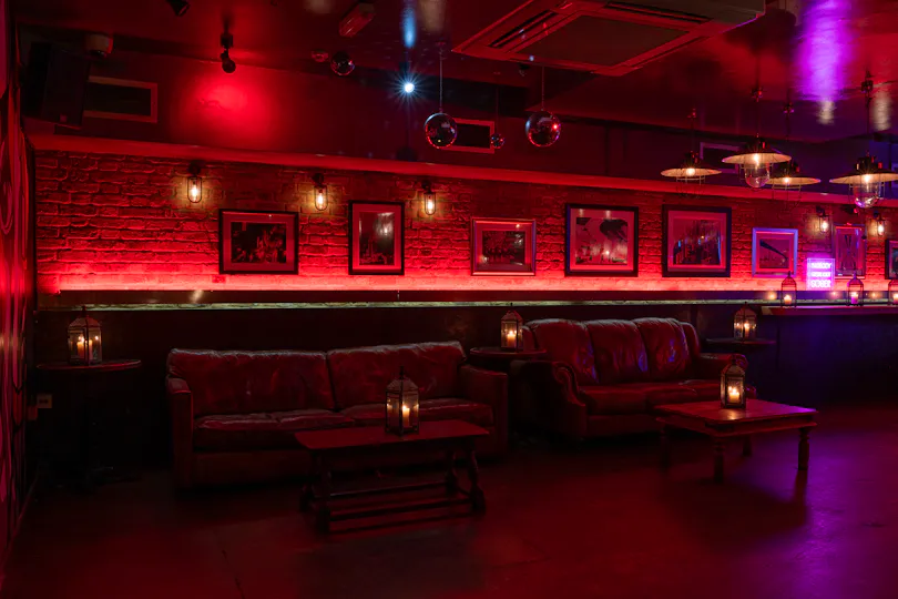 Louies Bar 