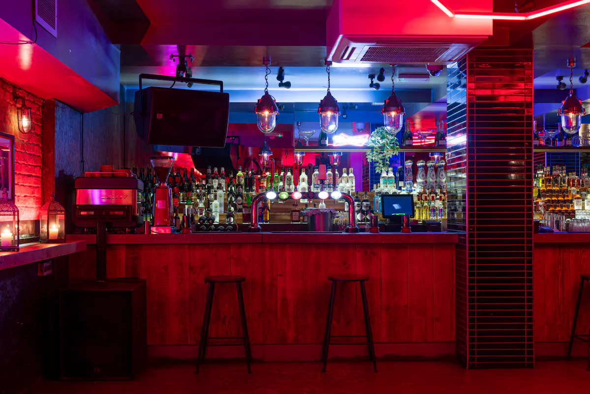 Louies Bar 