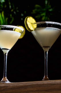 Happy Hour: 2 for 1 cocktails!