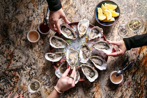 £1 Oyster Happy Hour, Live Music & 2 for 1 Cocktails!