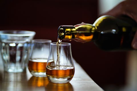 WHISKY TASTING & TALES