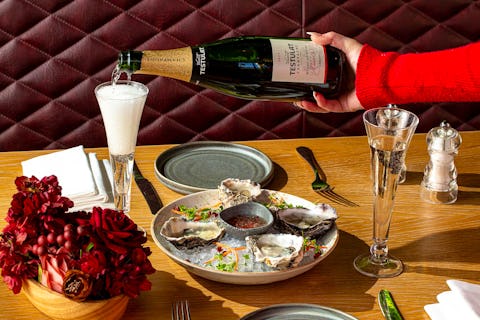£1 Oyster Happy Hour & 2 for 1 Cocktails!