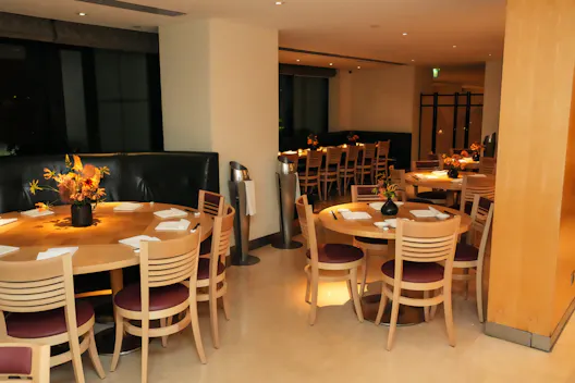 Exclusive Oku Space - Seated