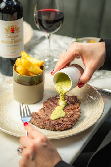 Hans’ Bar & Grill at 11 Cadogan Gardens