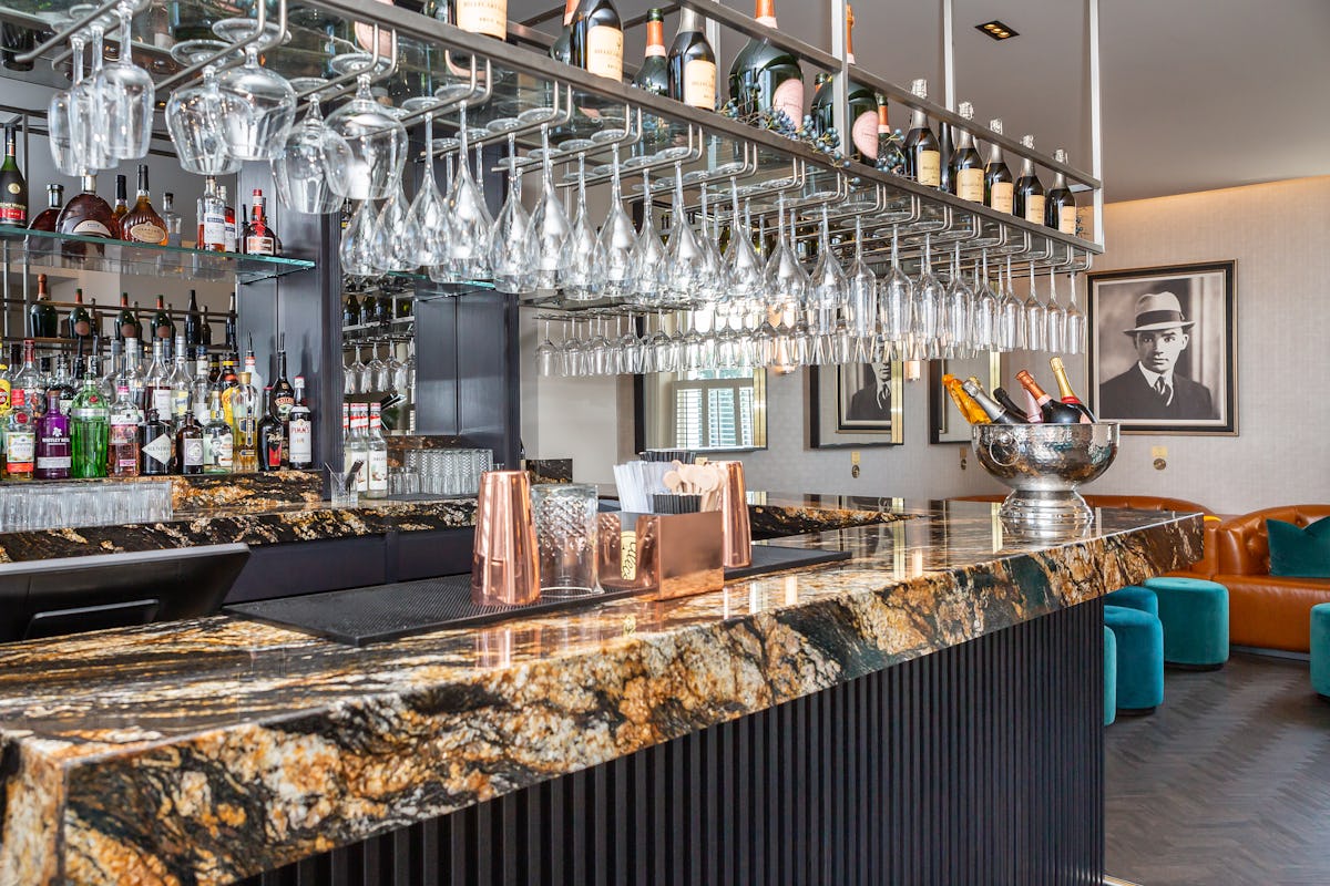 Alec’s Restaurant Bar & Grill