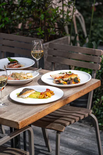 Hans’ Bar & Grill at 11 Cadogan Gardens