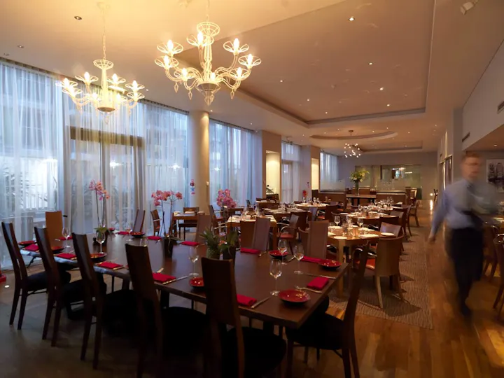 Docklands Bar & Grill at the Crowne Plaza Hotel